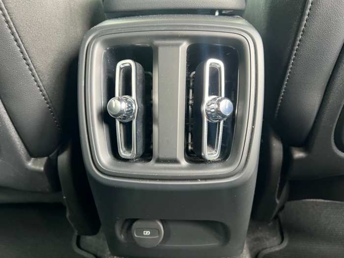 VOLVO XC40 Recharge P8 Twin AWD Pro – Bild 7
